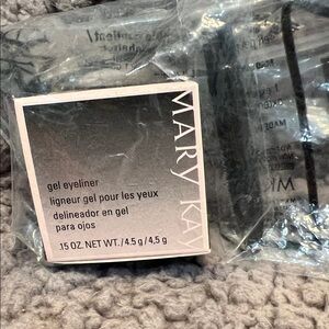Mary Kay Gel Eyeliner in Classic Black